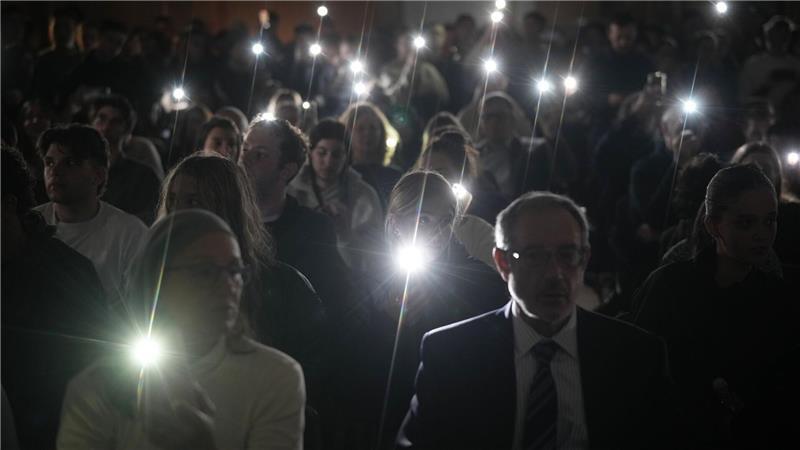 Während der Feierlichkeiten zum jüdischen Chanukka-Fest in Jerusalem leuchten Menschen mit ihren Smartphones zum Gedenken an die Toten am Bondi Beach in Sydney, Australien.