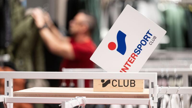 Während der Fußball-Europameisterschaft in Deutschland hat Intersport mehr als 450.000 Fußballtrikots verkauft. (Symbolfoto)