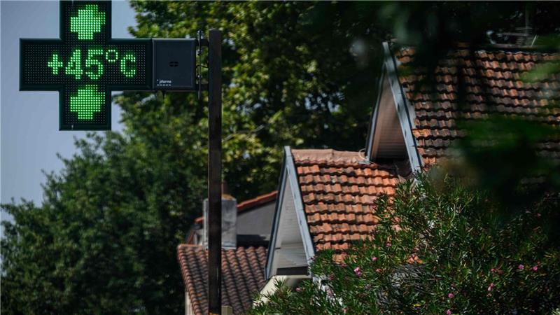 Klimawandel maßgeblich für viele Hitzewellen verantwortlich Während der Hitzewelle in Frankreich zeigt ein Apothekenschild eine Temperatur von 45 Grad in Toulouse im Südwesten des Landes an. (Archivbild)