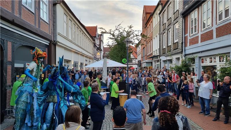 Während der Langen Nacht sind Straßenkünstler und Walking Acts in der Stader Altstadt unterwegs.