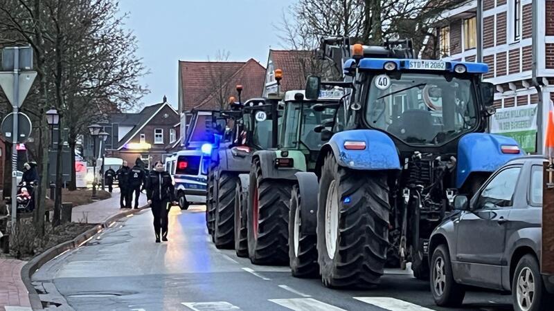 Bundesminister in Jork: Özdemirs Schulterschluss mit den Obstbauern Während der Minister redete, sperrten Bauern von der Geest, aus Kehdingen und Cuxhaven einige Straßen in Jork mit ihren Treckern.