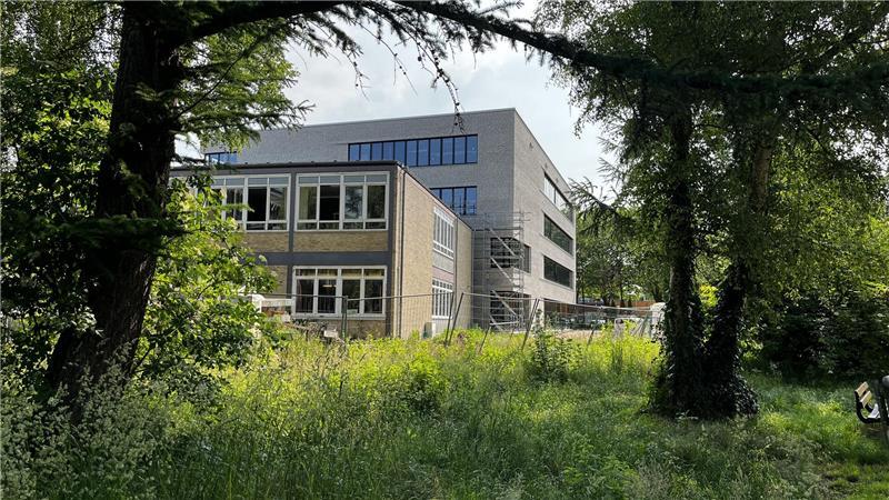 Während der Neubau an der HPS bald fertig ist, ist der Zustand der alten Gebäude wohl schlimmer als gedacht.