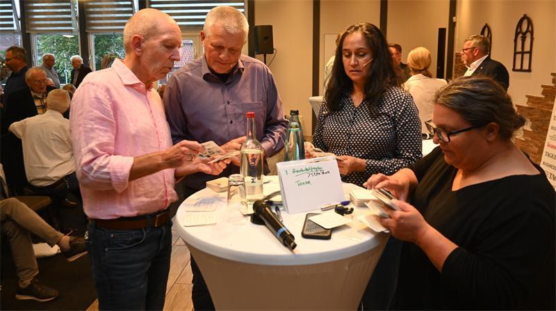 Während der Pause sichten TAGEBLATT-Mitarbeiter Rainer Thumann (von links) und die TAGEBLATT-Redakteure Karsten Wisser, Anping Richter und Fenna Weselmann Bierdeckel mit Fragen aus dem Publikum.