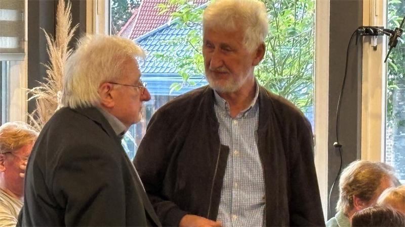 Während der Pause unterhalten sich die Besucher und früheren langjährigen Führungskräfte der Buxtehuder Politik Dr. Harald Stechmann (links) und Wilfried Peper.