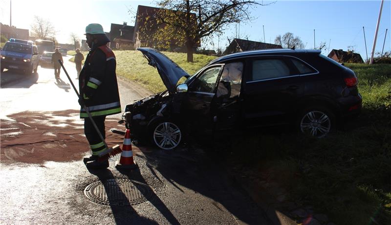 Während der Rettungs- und Räumungsarbeiten blieb die Straße Hohenfelde etwa eineinhalb Stunden lang unpassierbar. Beide Fahrer wurden mit mittelschweren Verletzungen ins Krankenhaus gebracht.