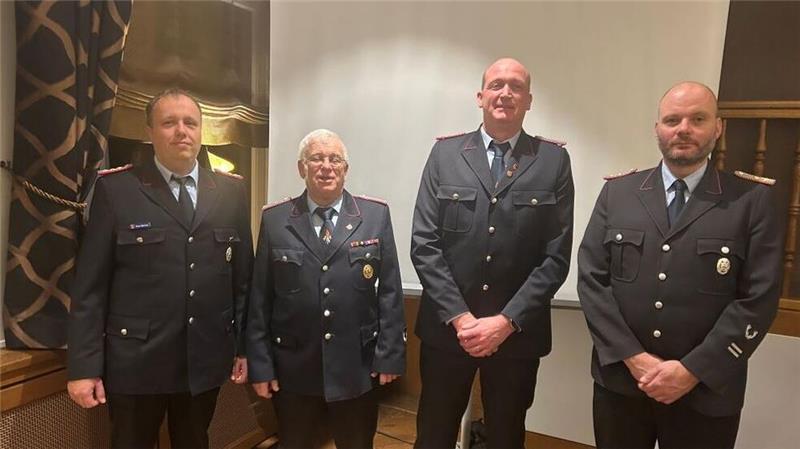 Ein Leben für die Feuerwehr: Eugen Kaschewski ist jetzt Ehrenbrandmeister Während der Samtgemeinderatssitzung wurde Eugen Kaschewski (Zweiter von links) zum Ehrenortsbrandmeister ernannt. Gemeindebrandmeister Sven Nemitz, sein Nachfolger Sven Ramm und der stellvertretende Gemeindebrandmeister Martin Umland gratulierten (von links).