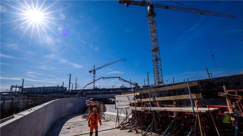 Sanierung der Bahnstrecke Lübeck-Hamburg wohl später Während der Terminplan für die Erneuerung der Bahnstrecke Hamburg - Berlin bestehen bleibt, soll die Sanierung der Bahnstrecke Lübeck - Hamburg auf 2028 verschoben werden. (Archivbild)