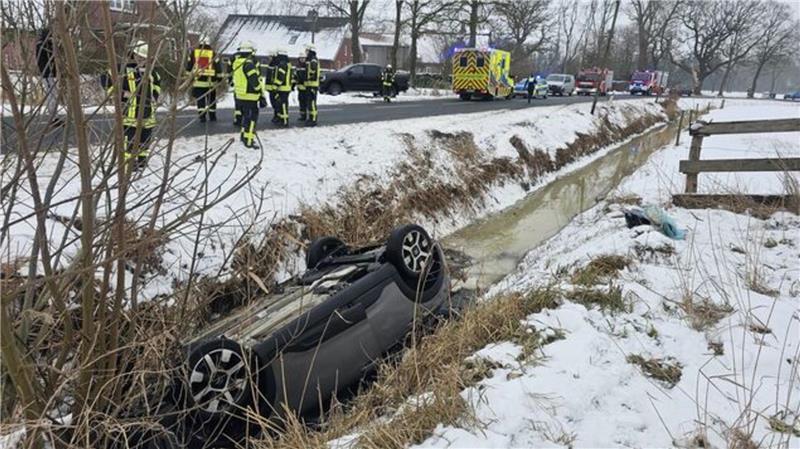 Während der Unfallaufnahme und der Erstversorgung der verletzten Autofahrerin musste die Straße Niederstrich vorrübergehend gesperrt werden.