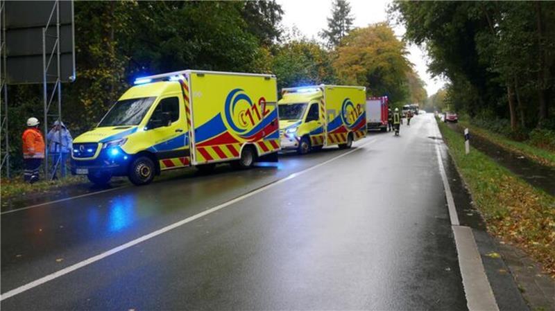Während der Unfallaufnahme und der Versorgung der Verletzten blieb die Bundesstraße über eine Stunde gesperrt.