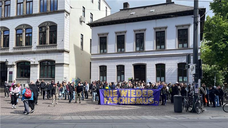 Während der Urteilsverkündung gegen drei Männer aus der rechten Szene haben Menschen vor dem Bremer Landgericht gegen Rechtsextremismus demonstriert. 