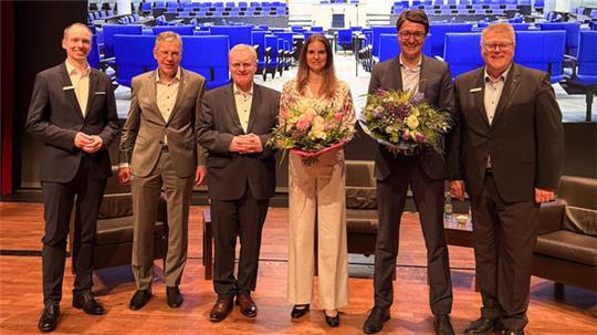 Während der Versammlung im Stadeum (von links nach rechts): Vorstand Daniel Hollung, Ex-Vorstand Henning Porth, Aufsichtsratsvorsitzender Axel Lohse, Vanessa Zobel und Christoph Frauenpreiß sowie Vorstand Ulrich Sievert.