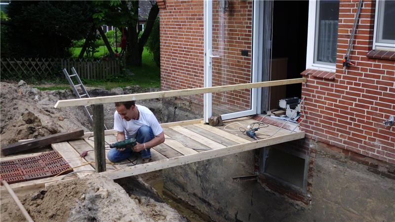 Endlich autark: So sanierte eine Dollerner Familie ihr Traumhaus Während der Verschalung des Kellers gingen die Haaks zeitweise über eine Brücke ins Haus.