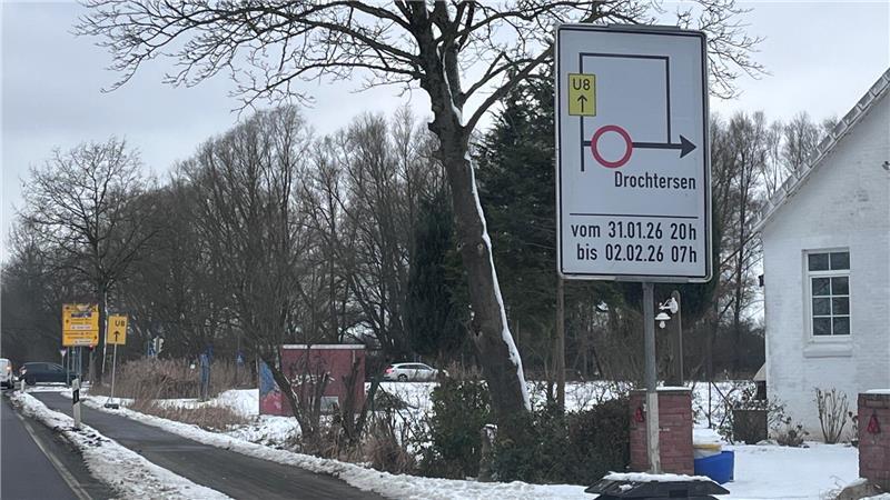 Ein Schild am Straßenrand weist eine Umleitung aus.