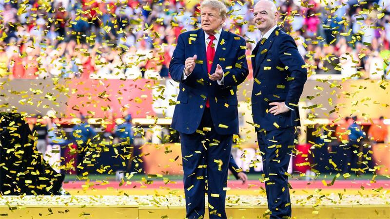 „Schäbiger FIFA-Deal“: Infantinos Investorenpläne gescheitert Während der WM hatten Donald Trump (l) und Gianni Infantino richtig viel Spaß zusammen. (Archivbild)