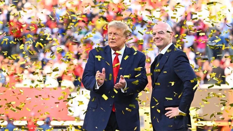 Revolte gegen Infantino: „Weltfußball braucht neue Führung“ Während der WM hatten Donald Trump (l) und Gianni Infantino viel Spaß zusammen. (Archivbild)