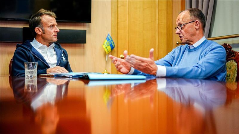 Während der Zugfahrt berät sich der Kanzler mit Frankreichs Präsident. Sie wollen unter anderem eine 30-tägige Waffenruhe für den Krieg in der Ukraine erreichen.