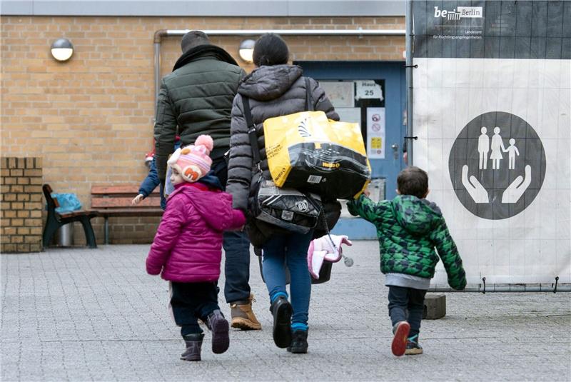 Welche Sozialleistungen Migranten in Europa bekommen Während der ersten 18 Monate ihres Aufenthalts haben Asylbewerber in Deutschland nur eingeschränkt Anspruch auf medizinische Versorgung.