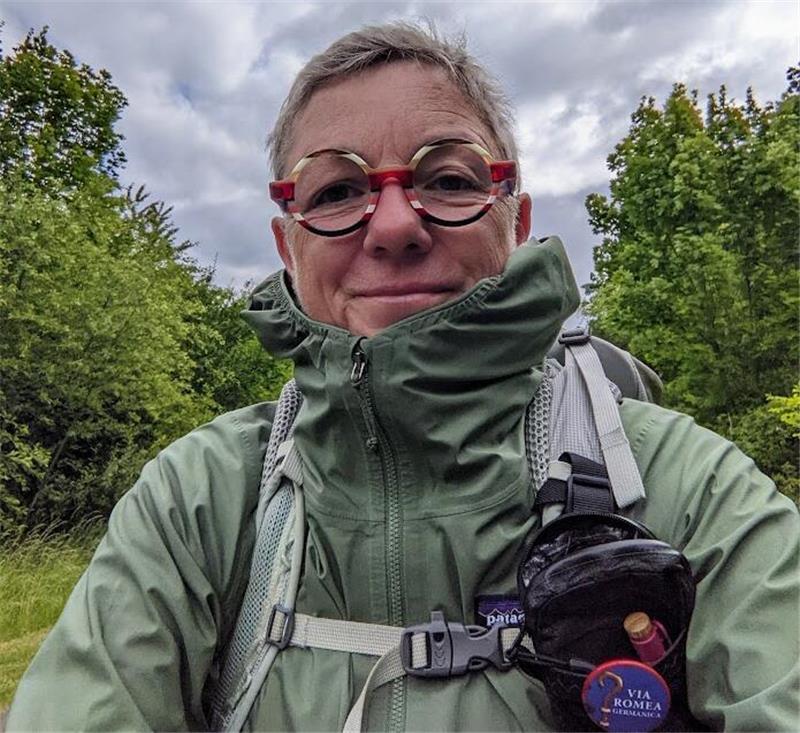 Zu Fuß von Stade nach Rom in 111 Tagen: Bettina Wiebe hat es geschafft Während der ersten Wochen sind die Temperaturen kühl. Bettina Wiebe hat eine gute Jacke dabei.