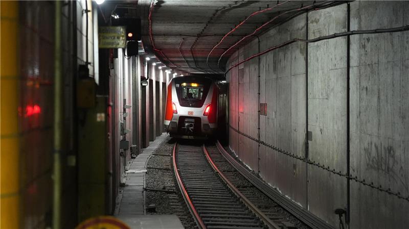 Während der geplanten Sperrung des Harburger S-Bahntunnels im Mai sollen die S-Bahnzüge zwischen Harburg und Neugraben oberirdisch fahren. 