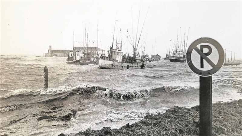 Während der großen Sturmfluten im Januar 1976: Blick vom Deich auf das Dorumer Tief und den Kutterhafen von Dorum-Neufeld.