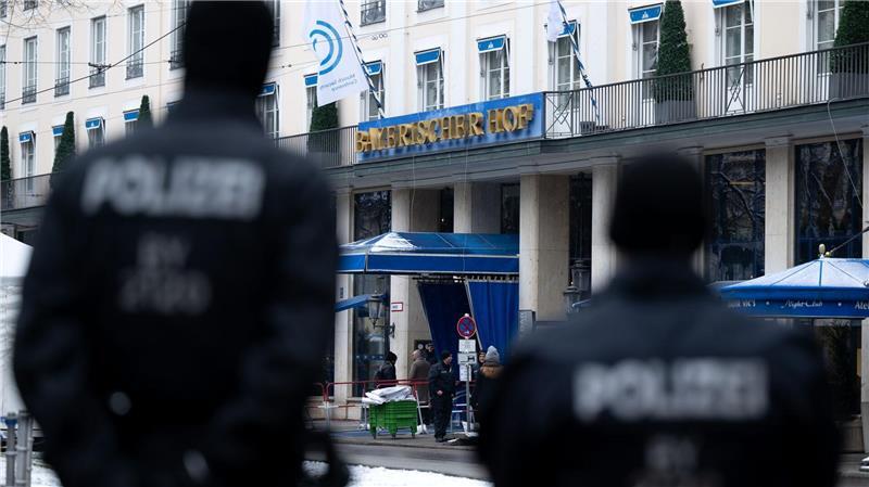 Während der politischen Veranstaltungen mit hochrangigen Gästen aus aller Welt wird das Nobelhotel Bayerischer Hof zur Hochsicherheitszone. (Archivbild) 