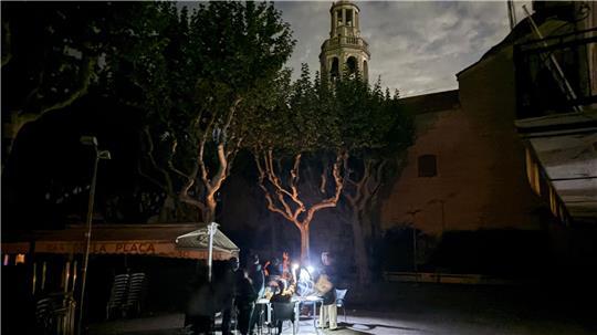 Während des Blackouts sitzen Gäste eines Straßencafés in der Kleinstadt Premià de Mar bei Barcelona im Licht von Taschenlampen und trinken lauwarmes Bier. (Archivbild)