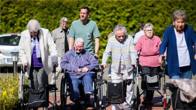 Während des Denkspaziergangs begleitet Lies die Anwohner der Residenz. 