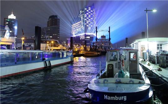 Während des Eröffnungskonzerts wird am 11. Januar 2017 die Elbphilharmonie illuminiert. Foto Marks/dpa