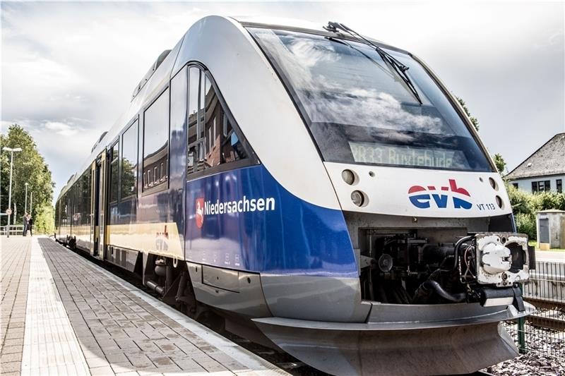 Während des Lockdowns hatte die EVB ihren Fahrplan umgestellt und beispielsweise sogenannte Zwischentakt-Verbindungen gestrichen, umbei jeder Verbindung zumindest Doppelwagen auf die Strecke zwischen Buxtehude, Bremerhaven und Cuxhaven schi