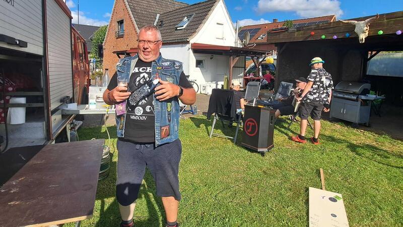 Der Metal-Fan, der sich in Wacken ein Haus kauft Während des Metal-Festivals in Wacken wird bei Martin Bohmann im Garten ständig gegrillt und reichlich Bier getrunken.