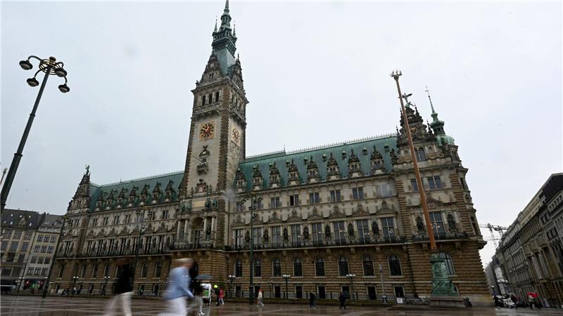 Während des Nordseegipfels kommt es aus Sicherheitsgründen zu Straßensperrungen rund ums Hamburger Rathaus. (Archivbild)