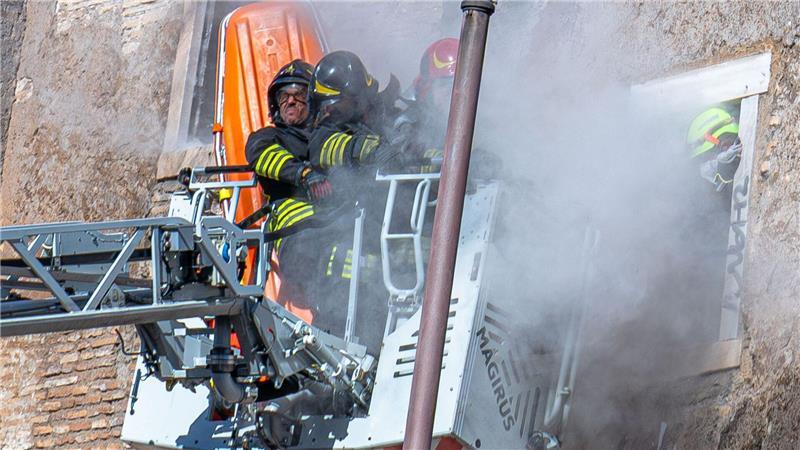 Während des Rettungseinsatzes der Feuerwehr stürzte ein weiterer Teil des Turms ein.