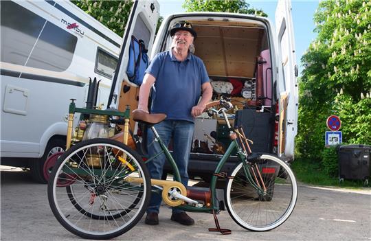 Während des Steampunk-Festivals übernachtet Syd Walker Senior aus Jork auf dem Wohnmobilstellplatz am Genslerweg in Buxtehude. Auf dem Foto bereitet er sein Dreirad mit vom Dampfzeitalter inspirierten Motor vor.