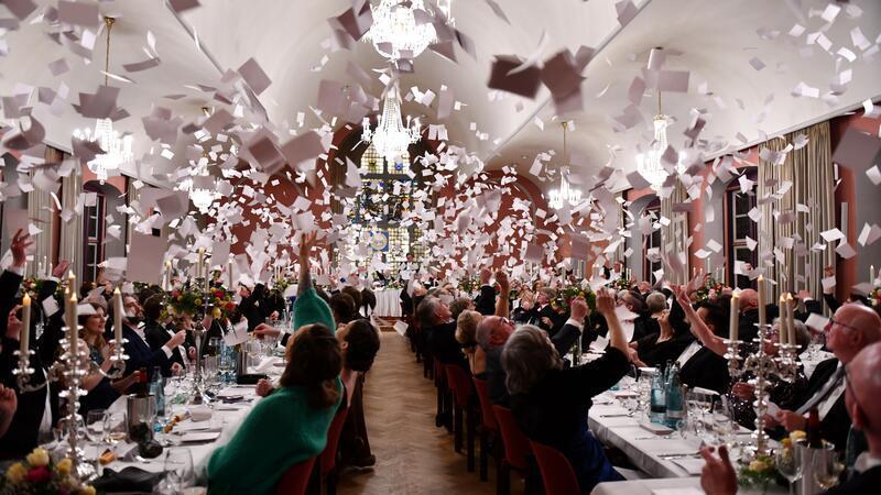 Wenn die Brüder im Stader Rathaus ihre besonderen Feste feiern Während des mehrstündigen Festmahls wird immer wieder mit Papier geworfen. Die Brüder sammeln dann Geld für einen guten Zweck ein.
