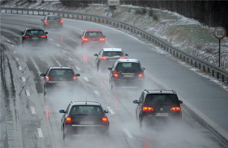 Während die Autobahnen meist schnell geräumt oder gestreut sind, lauter vor allem in Nebenstraßen die Gefahr von glatten Wegen. Foto: dpa-tmn