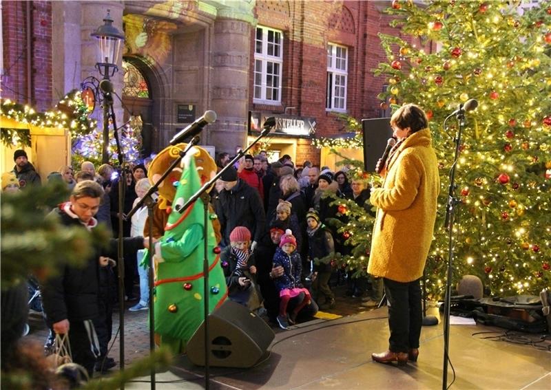 Während die Demonstranten duch die Stadt marschieren, eröffnet Bürgermeisterin Katja Oldenburg-Schmidt das „Buxtehuder Weihnachtsmärchen“. Foto: Richter