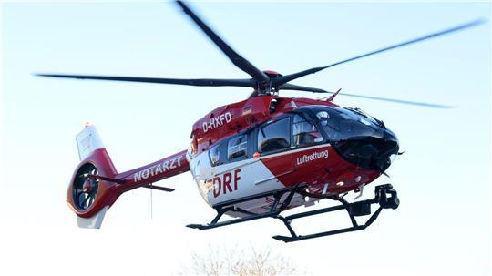 Während die Einsatzkräfte einen Verletzten zum Rettungshubschrauber brachten, sorgte ein Mann für Ärger in Otterndorf (Symbolbild).