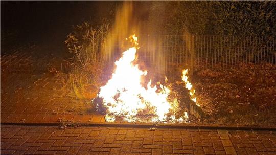 Während die Feuerwehr noch bei den Nachlöscharbeiten des ersten Feuers war entdeckte ein Autofahrer ein weiteres Feuer in der Straße Alte Ziegelei. Foto: Jürgen Lange