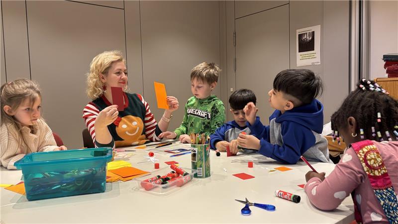 Während die Kinder mit Sprechrollen nebenan fürs Krippenspiel üben, dürfen die anderen basteln. Die Kleinen treten an Heiligabend als Schafe auf.