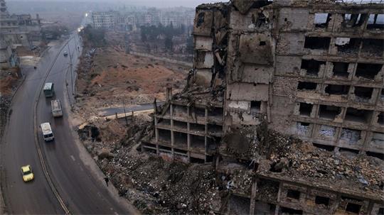 Während die Kriegsspuren in einigen Regionen Syriens kaum zu sehen sind, ist die Zerstörung andernorts immer noch groß. (Archivfoto)