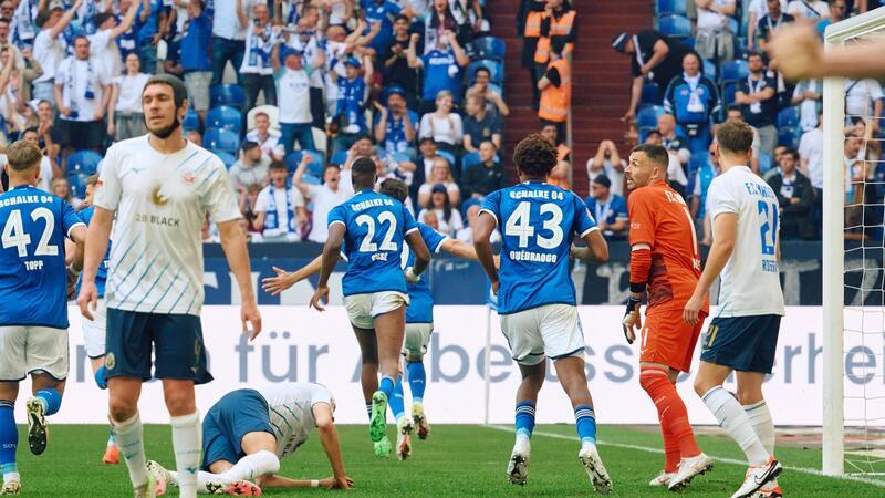 FCK zittert weiter - Rostock vor Abstieg Während die Rostocker enttäuscht sind, drehen die Schalker nach dem 1:0 jubelnd ab.