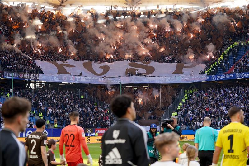 HSV feiert Sieg in aufregendem Stadtderby Während die Spieler einlaufen, zündeten die Fans vom FC St. Pauli Pyrotechnik. Foto: Marcus Brandt/dpa
