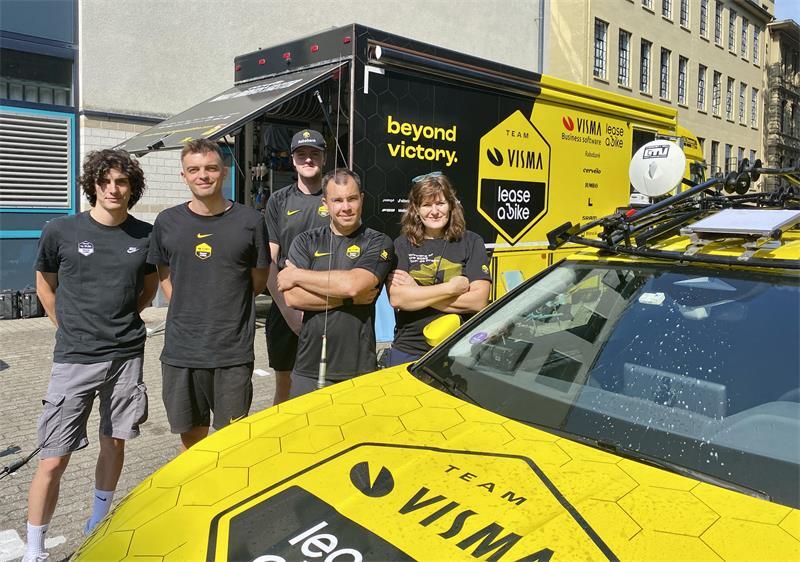 Während die Visma-Fahrer trainieren, bereitet das Team hinter dem Team alles für den Renntag vor.