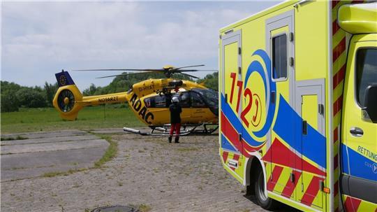 Während die ansprechbare Patientin im Rettungswagen erstversorgt wurde, landete der ADAC-Rettungshubschrauber „Christoph 26“.