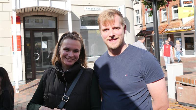 Bier, Trecker, Shopping: Das war am Sonntag los in der Buxtehuder Altstadt Während die zweijährige Tochter die Fahrt im Kinderkarussell genießt, erzählen Conny und Mirco aus Harsefeld, dass sie zum Bummeln nach Buxtehude gekommen sind. Das Oktoberfest ist für sie weniger interessant.