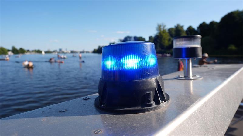 Während einer Alkoholkontrolle macht ein Blaulicht Bootsfahrer auf einen Einsatz der Wasserschutzpolizei aufmerksam.