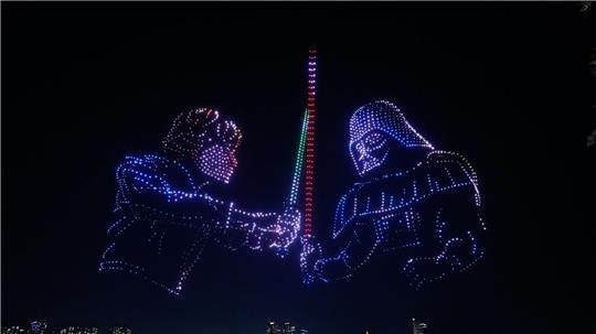 Während einer Drohnenshow in Seoul wird eine Szene aus „Star-Wars“ am Nachthimmel gezeigt. 