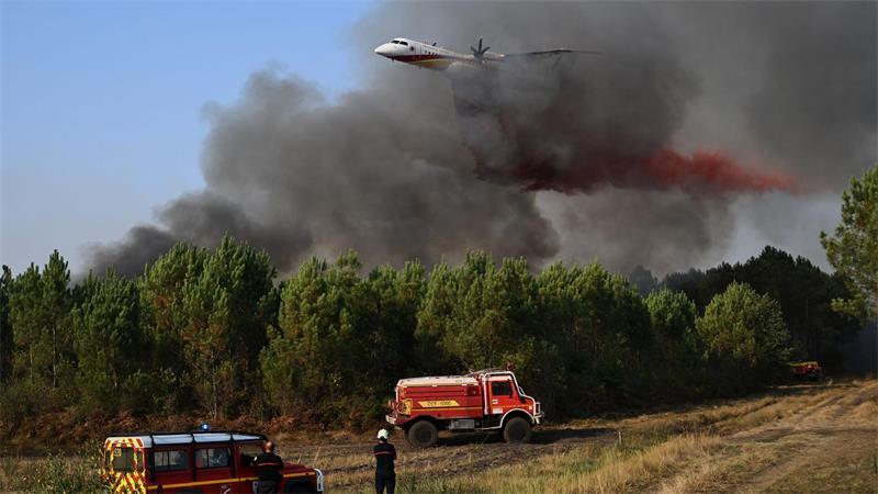Während einer Hitzewelle sind in Frankreich neue Waldbrände aufgeflammt.