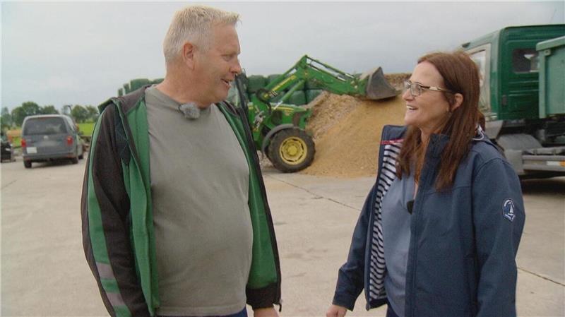 Während einer Hofführung bekommt Kirstin Einblicke in die unterschiedlichen Standbeine des Cappeler Garten- und Landschaftsbauers.