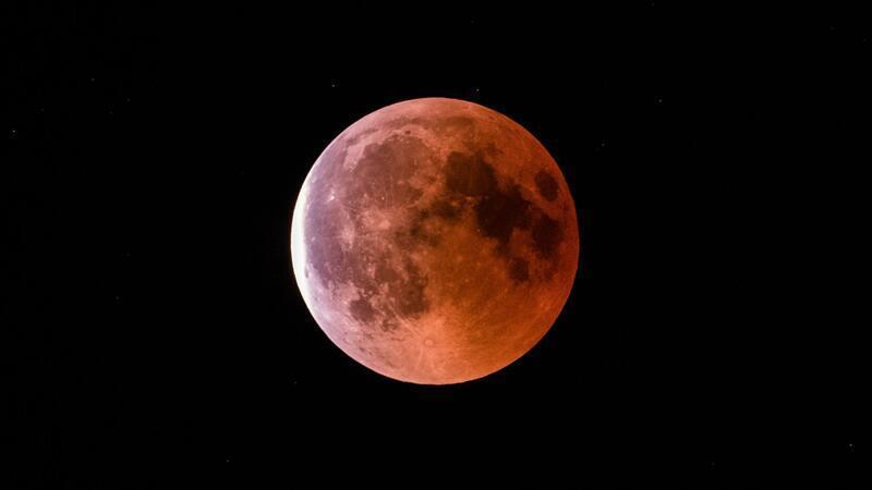 Totale Mondfinsternis: Ist sie im Kreis Stade zu sehen? Während einer Mondfinsternis erscheint der Erdtrabant in rötlich-bräunlichen Tönen. (Archivbild)